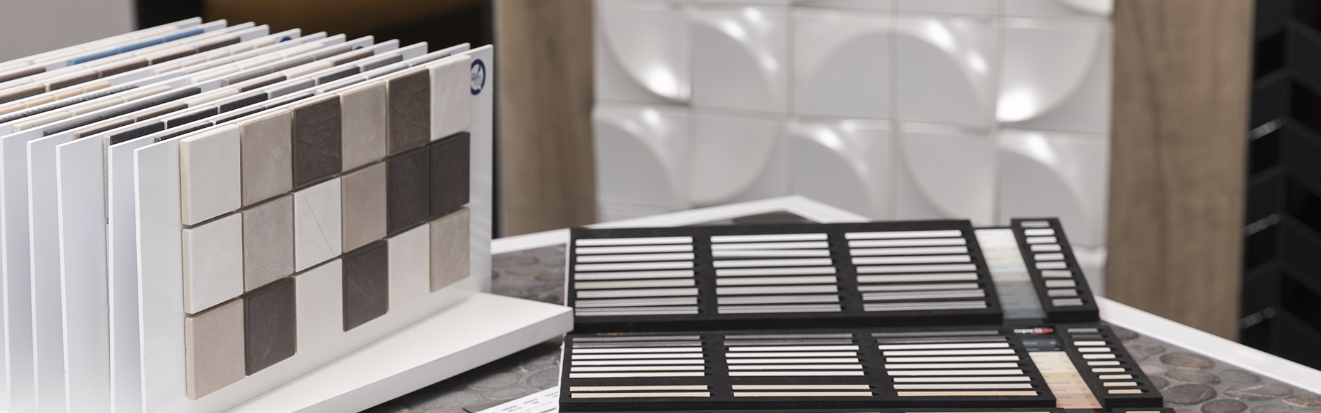 Großes Fliesensortiment mit unter anderem Mosaik-Fliesen