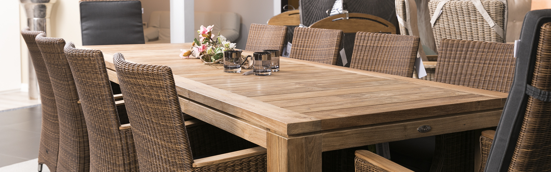 Gartentisch und Stühle aus Holz