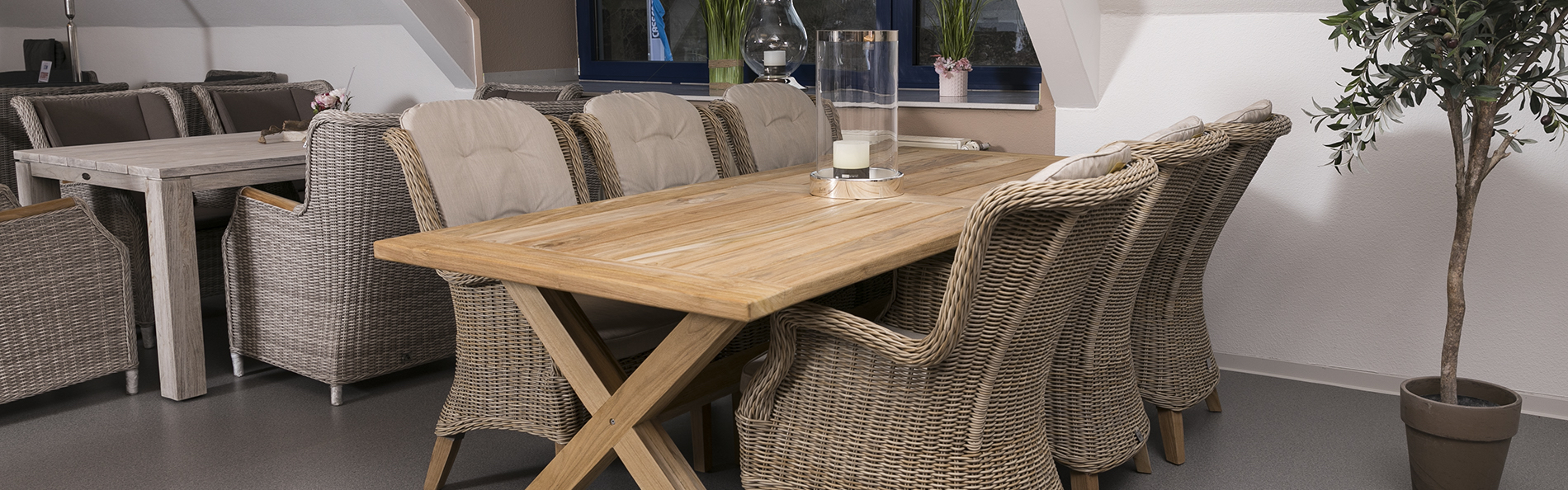 Geflochtene Gartenstühle und Gartentisch aus Holz