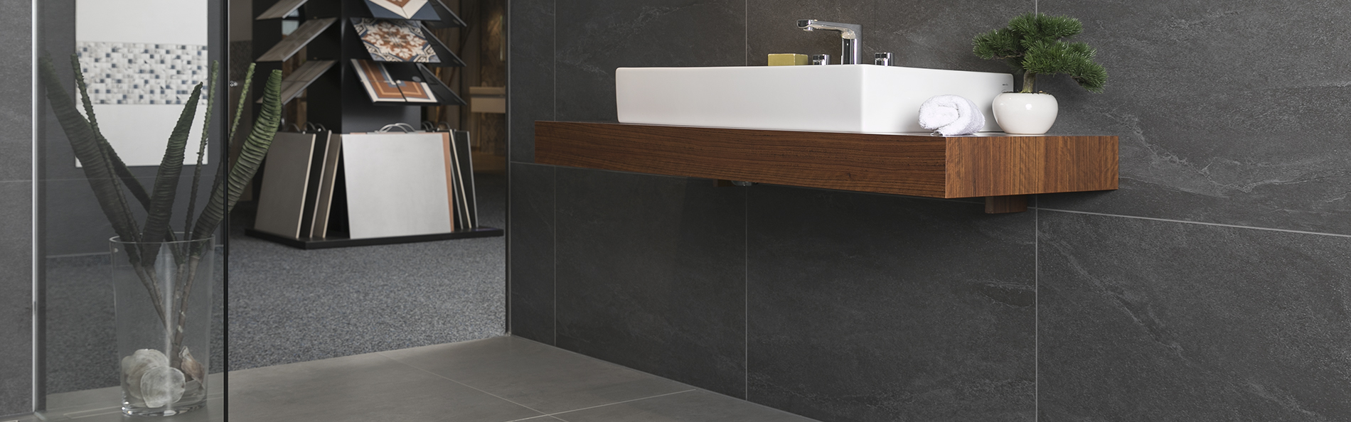 Großflächige Fliesen in Anthrazit